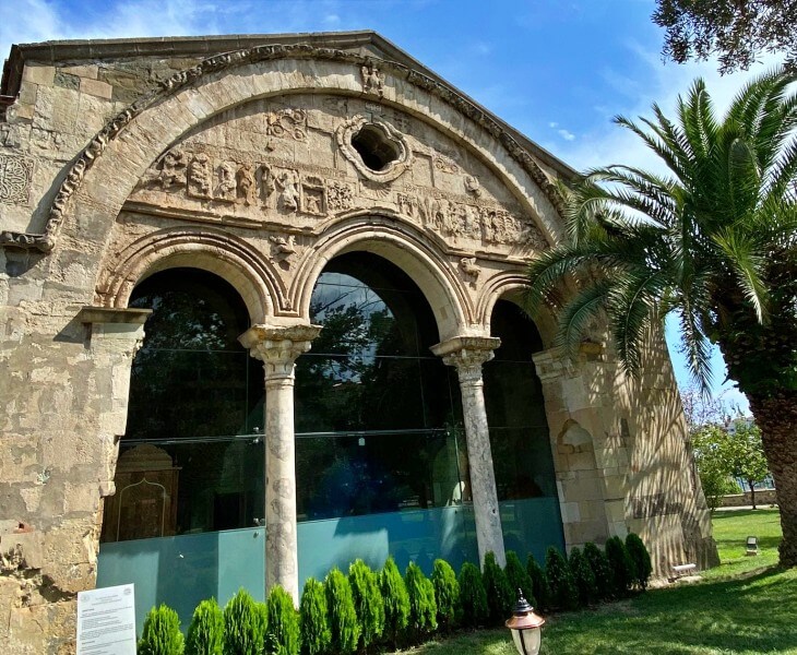 Trabzon Ayasofya Müzesi’nin batı cephesindeki üç kemerli narteks ve detaylı taş kabartmalar.